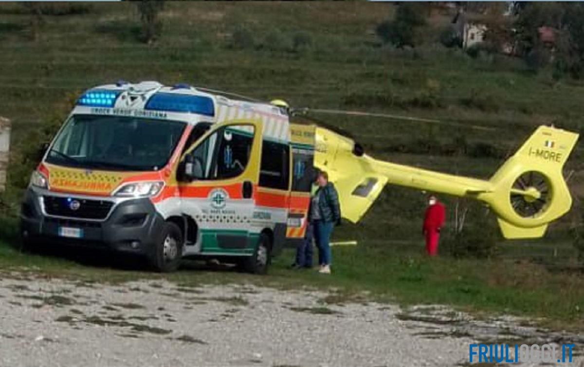 Cade dalla pianta e fa un volo di 3 metri: grave un pensionato a Buja