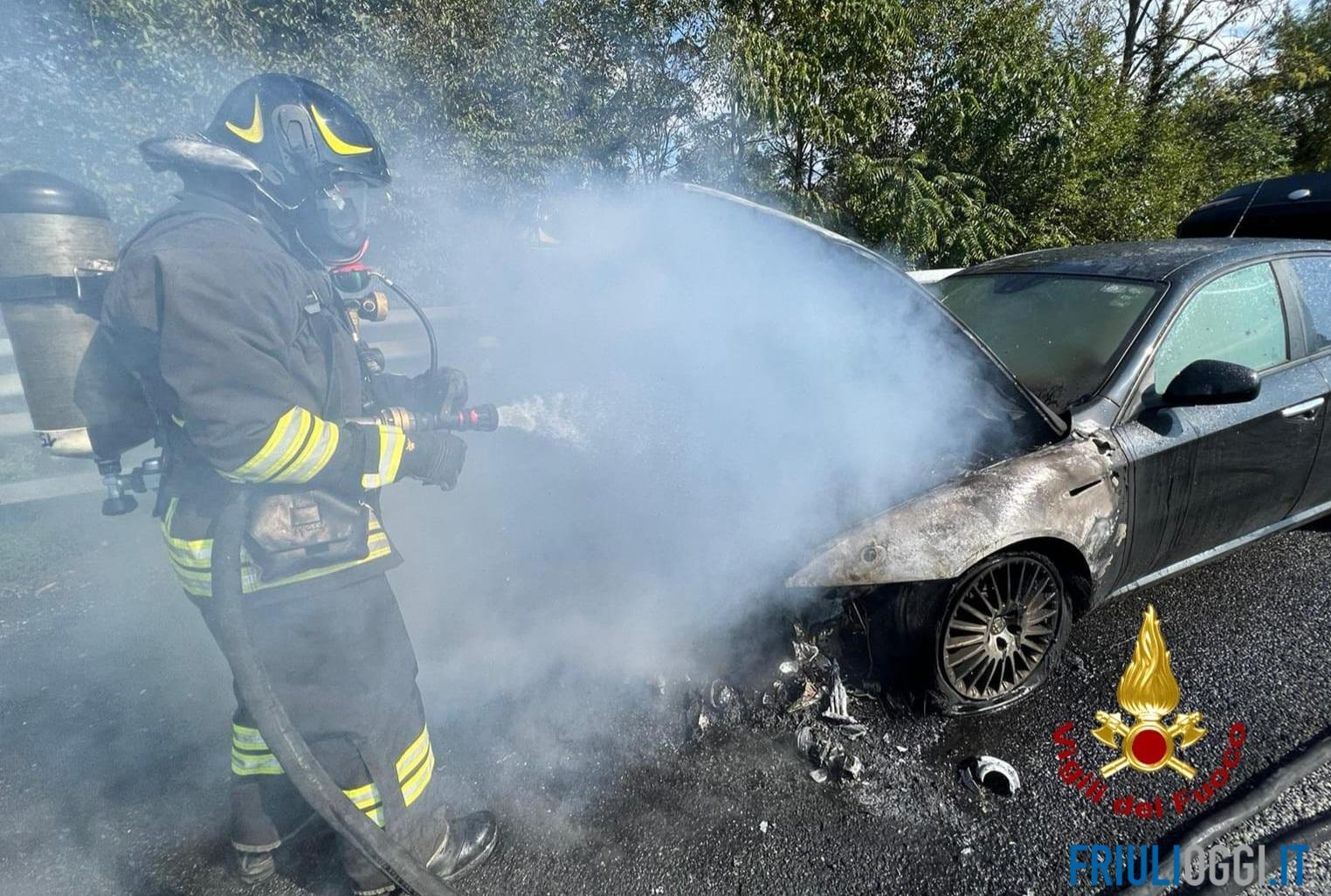 L'auto prende fuoco durante la marcia, in salvo le tre persone a bordo