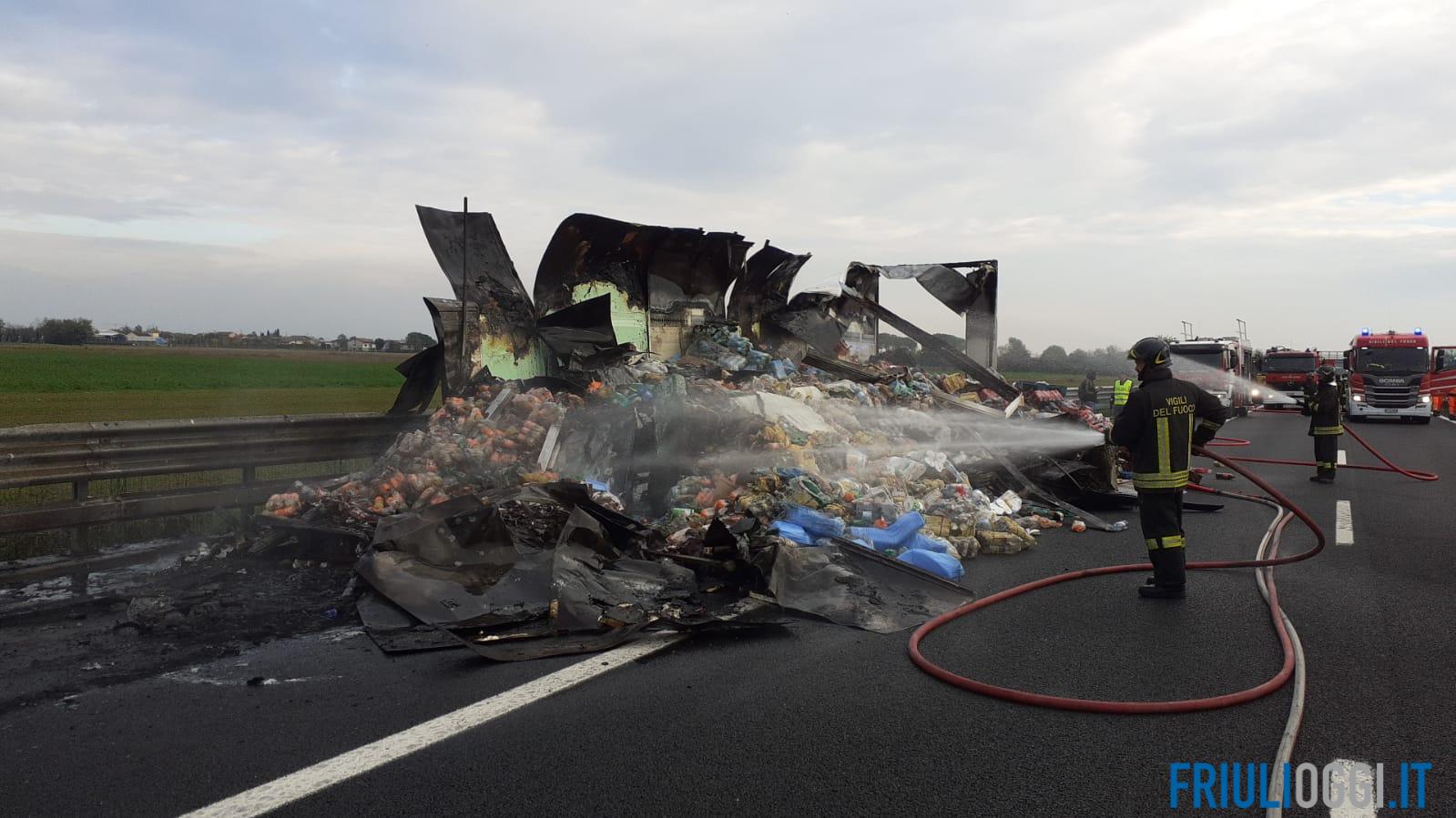 Camion distrutto dalle fiamme sulla A23, riapre l'autostrada