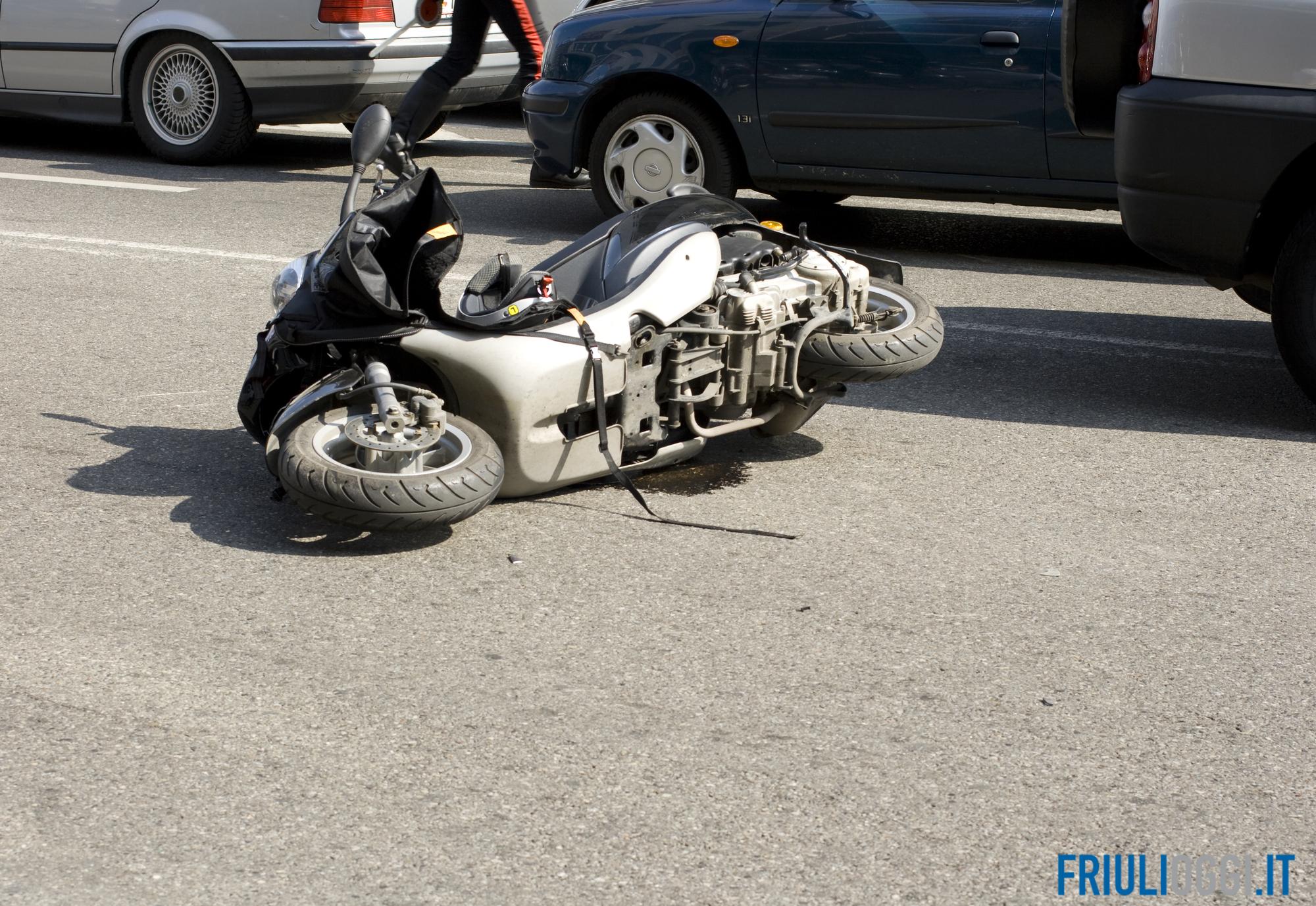 Doppio incidente tra auto e scooter: due feriti in ospedale