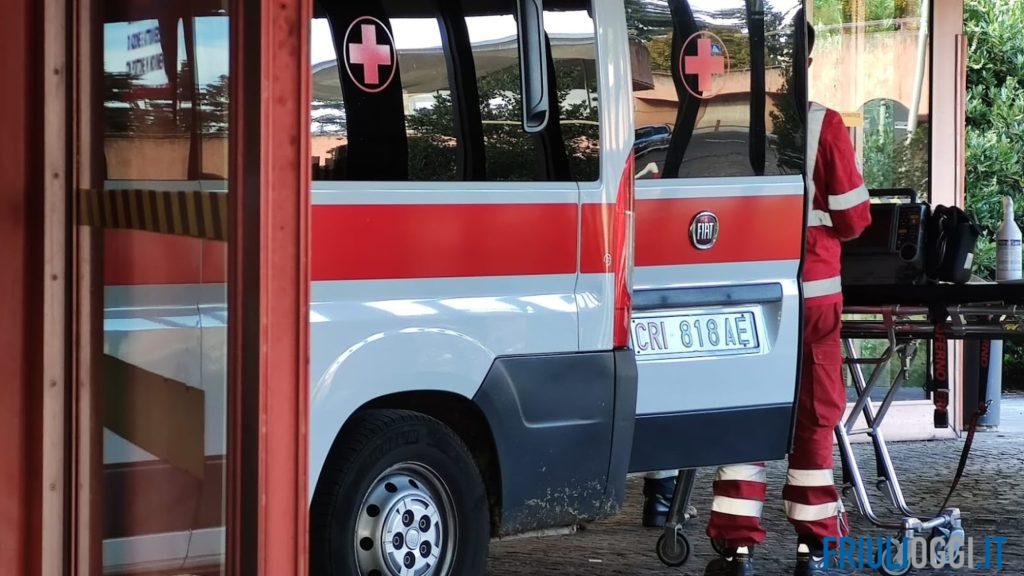 Bimbo cade dal terrazzo al secondo piano, il papà si getta per salvarlo: entrambi finiscono sul tetto di un’auto