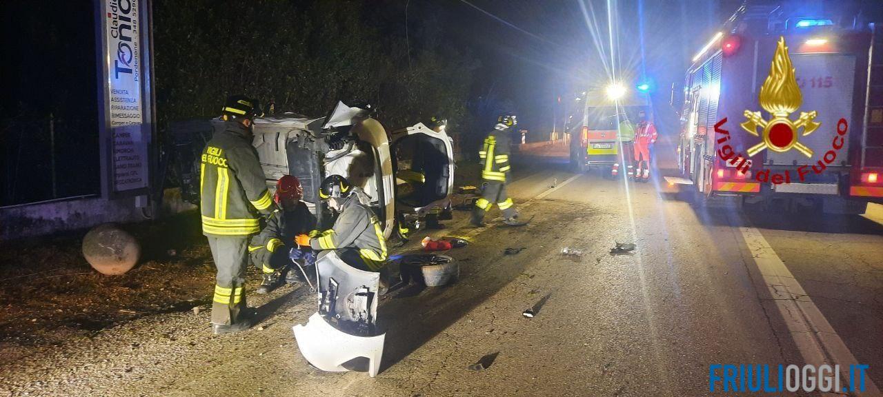 Incidente a Pordenone, auto si ribalta: due feriti