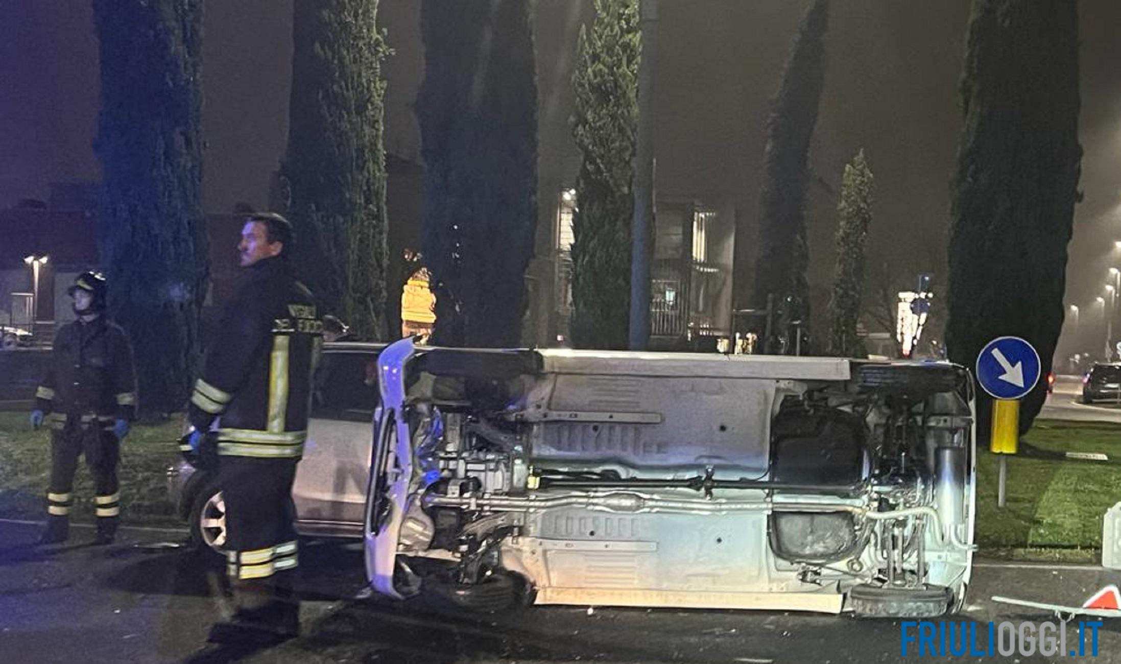 Incidente a Udine, scontro tra auto alla rotonda: una si ribalta
