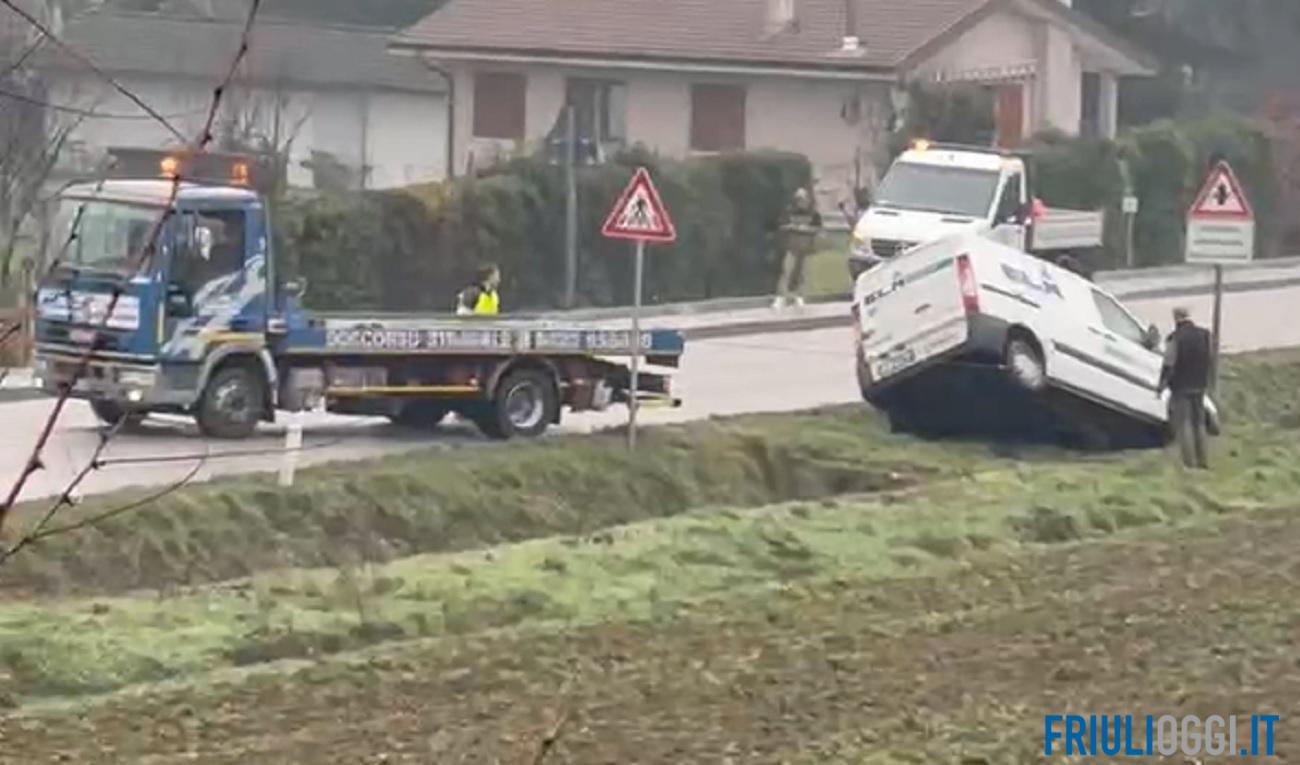 Incidente a Pagnacco, furgone esce di strada e finisce nel fossato