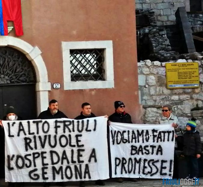 Gli striscioni fuori dalla chiesa dopo Messa del Tallero a Gemona.