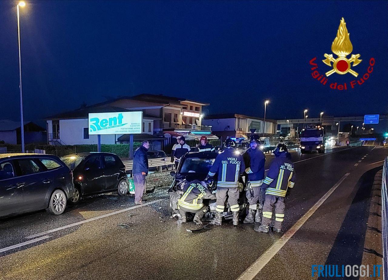 Violento tamponamento tra 4 auto sulla Pontebbana: 2 feriti