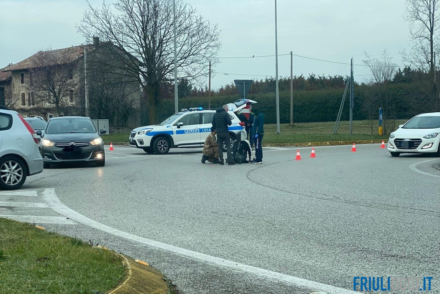 Incidente tra una moto e un'auto alla rotonda, traffico in tilt a Udine