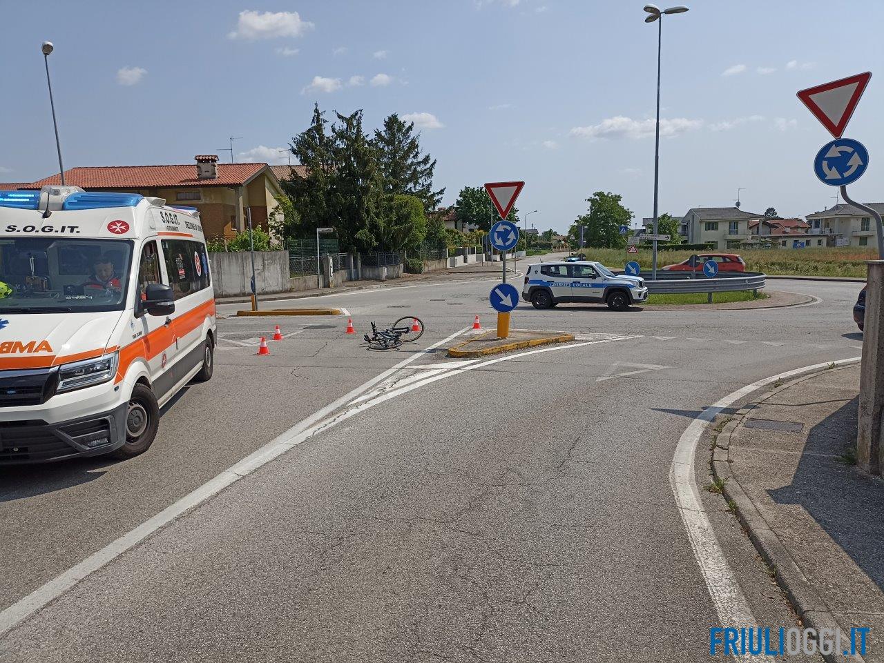 Campoformido, incidente tra auto e bici in rotonda, ferita una donna