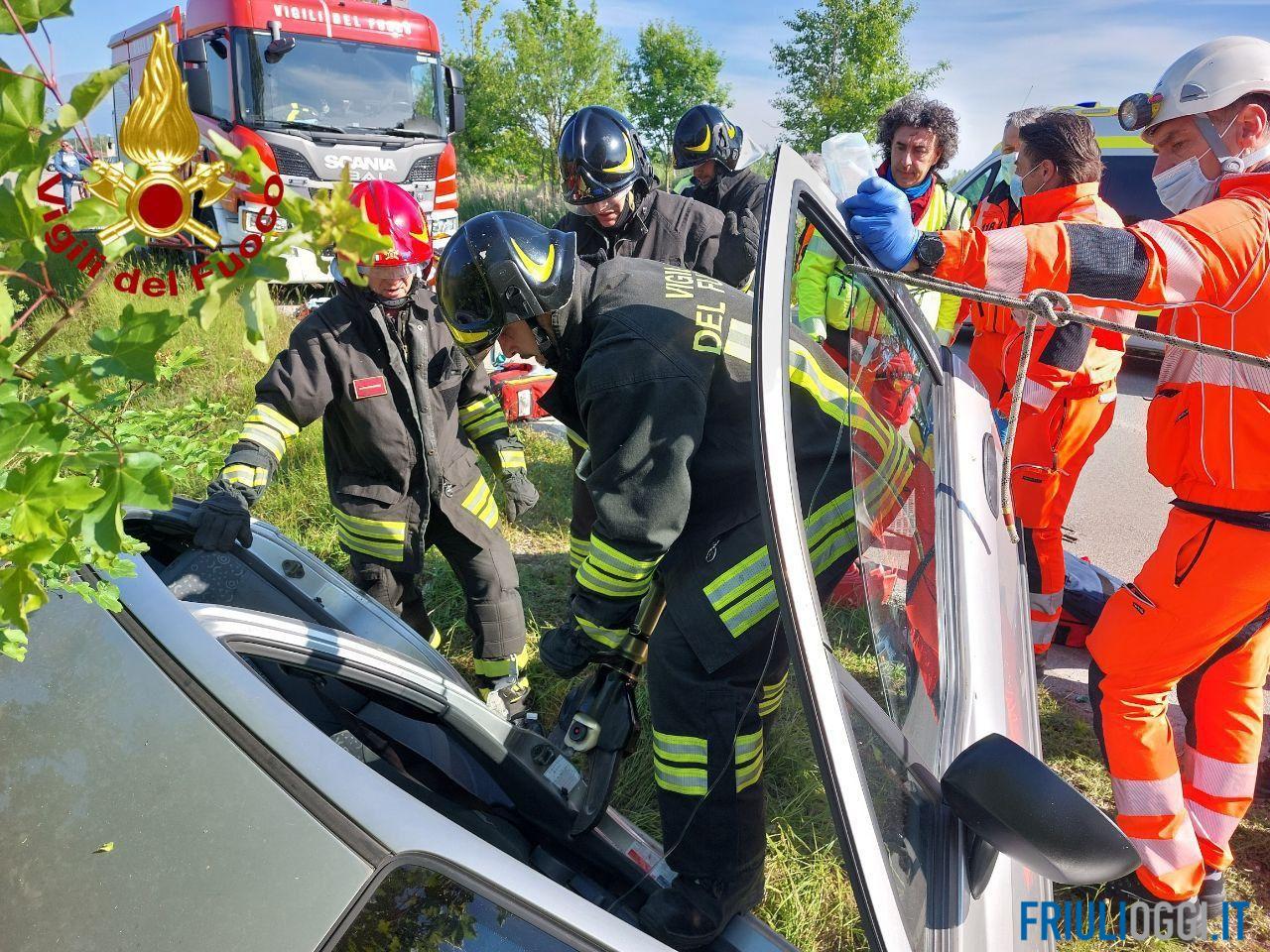 Esce di strada e finisce nel fossato: un ferito