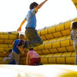 bambini che saltano su un gofiabile