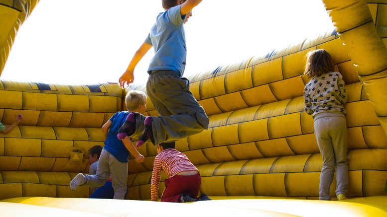 bambini che saltano su un gofiabile