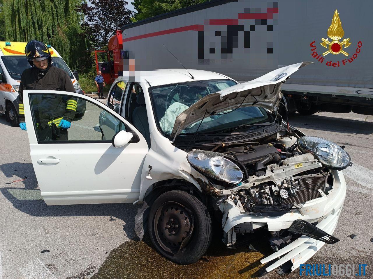 Incidente tra camion e auto a Pordenone, una persona ferita