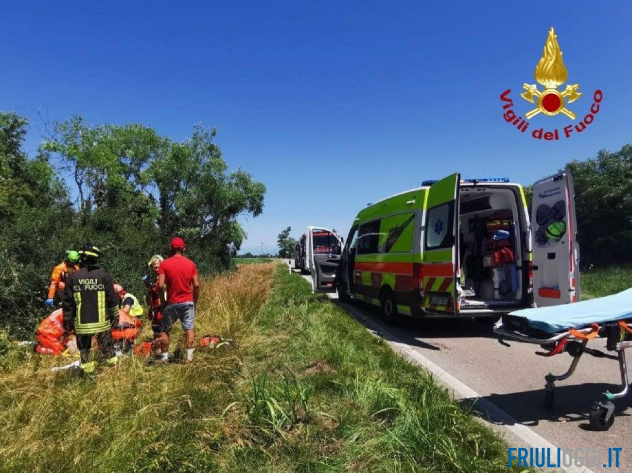 Auto finisce fuori strada e si schianta contro gli alberi: un ferito