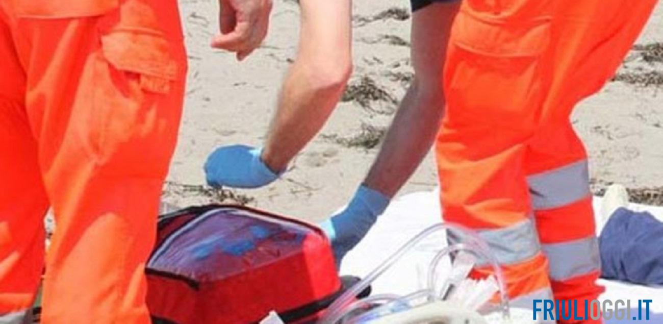 Tragedia in spiaggia a Lignano, anziano muore colpito da un infarto