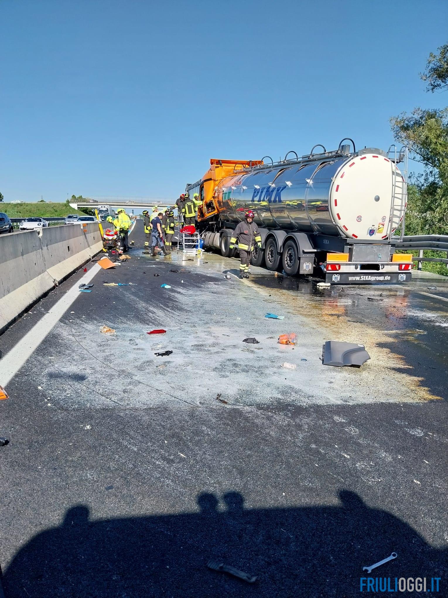 Incidente tra due camion in autostrada, deviazioni al traffico in A4