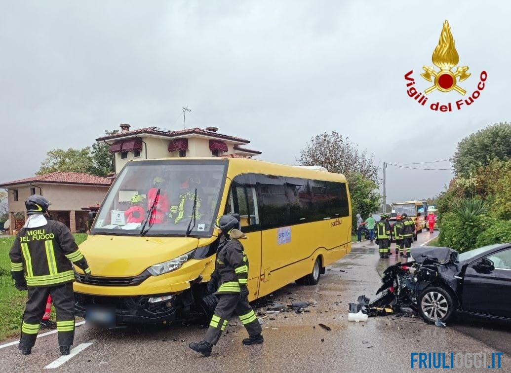 Violento frontale tra un'auto e lo scuolabus pieno di bambini: 4 feriti