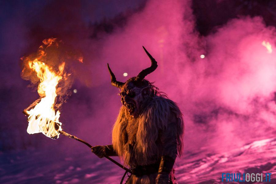 Un viaggio sul treno storico per vedere i krampus a Tarvisio
