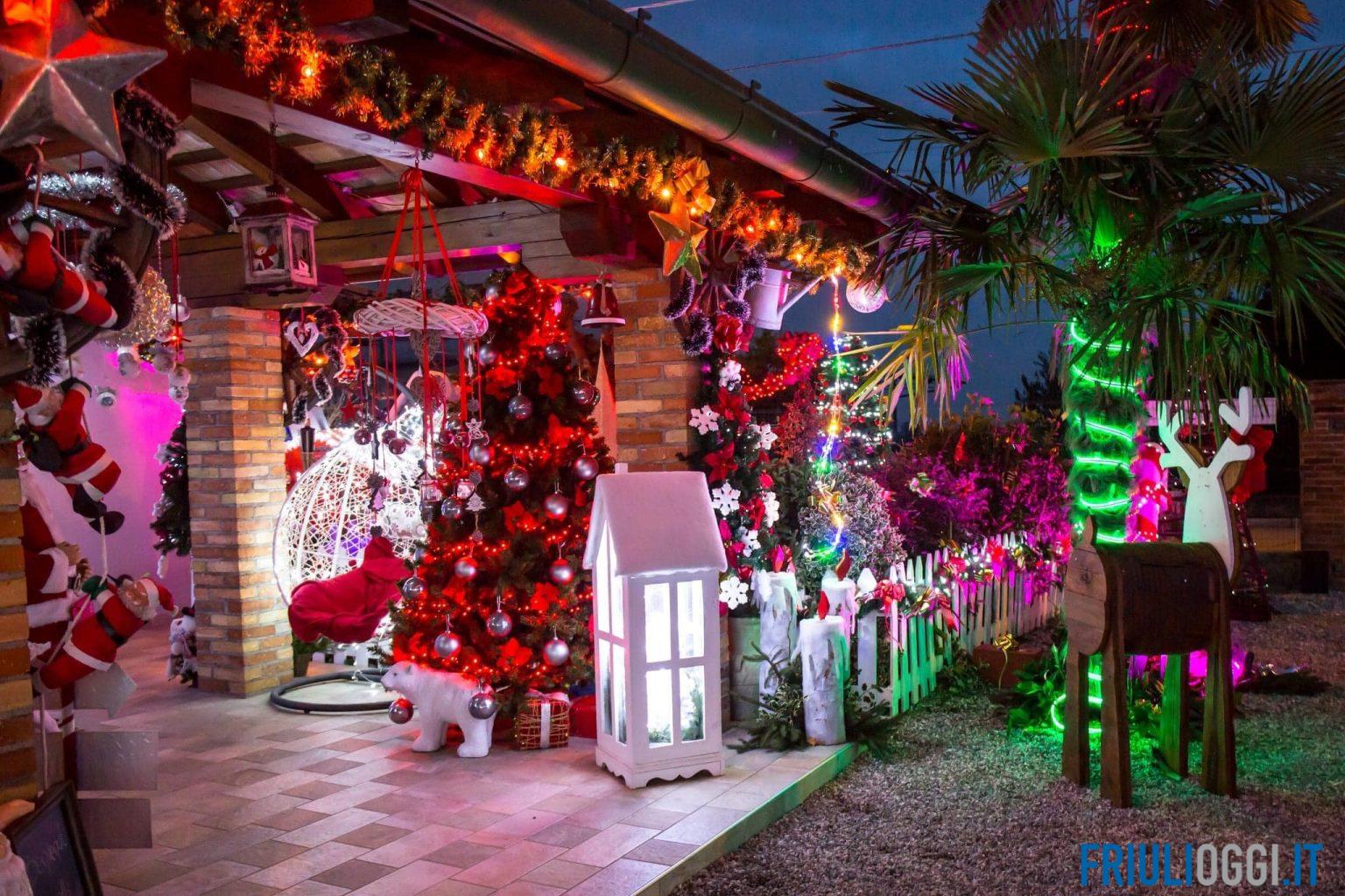 Casa Delle Luci Di Natale I meravigliosi addobbi di Natale in una casa a Mereto di Tomba.