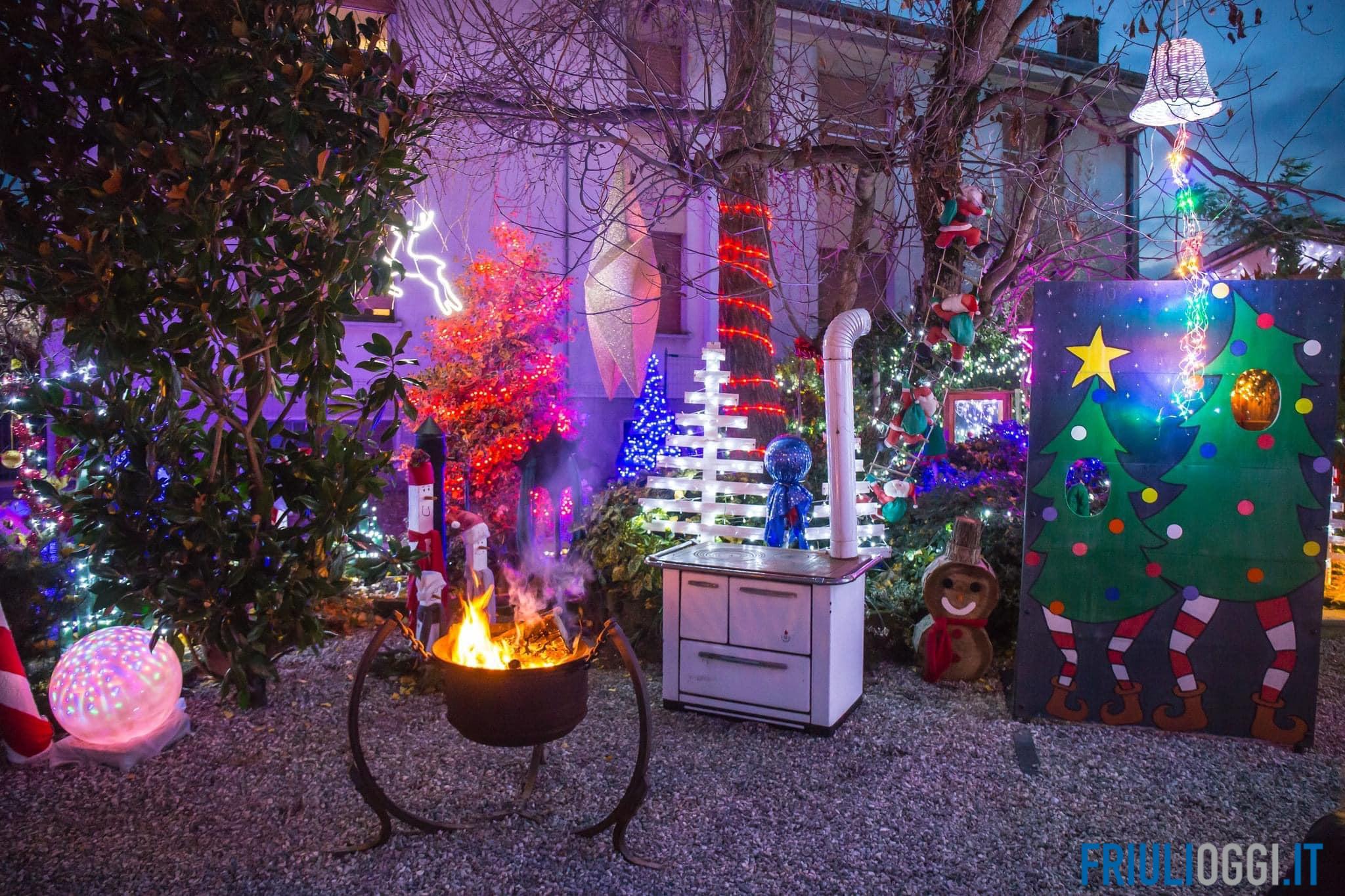 I meravigliosi addobbi di Natale in una casa a Mereto di Tomba.
