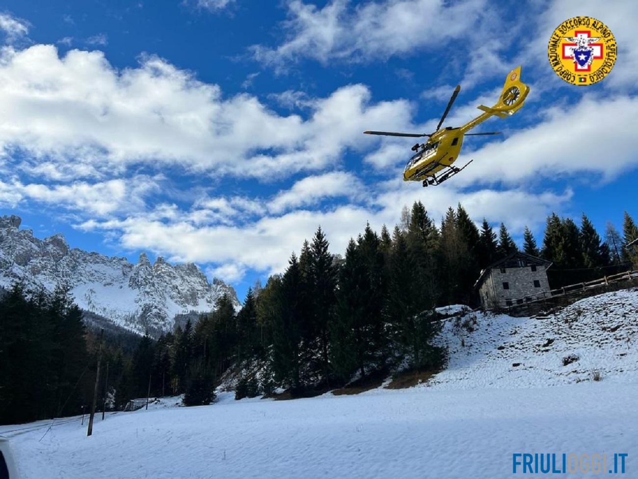 Caduta sulla neve a Forni di Sopra, soccorso con l'elicottero