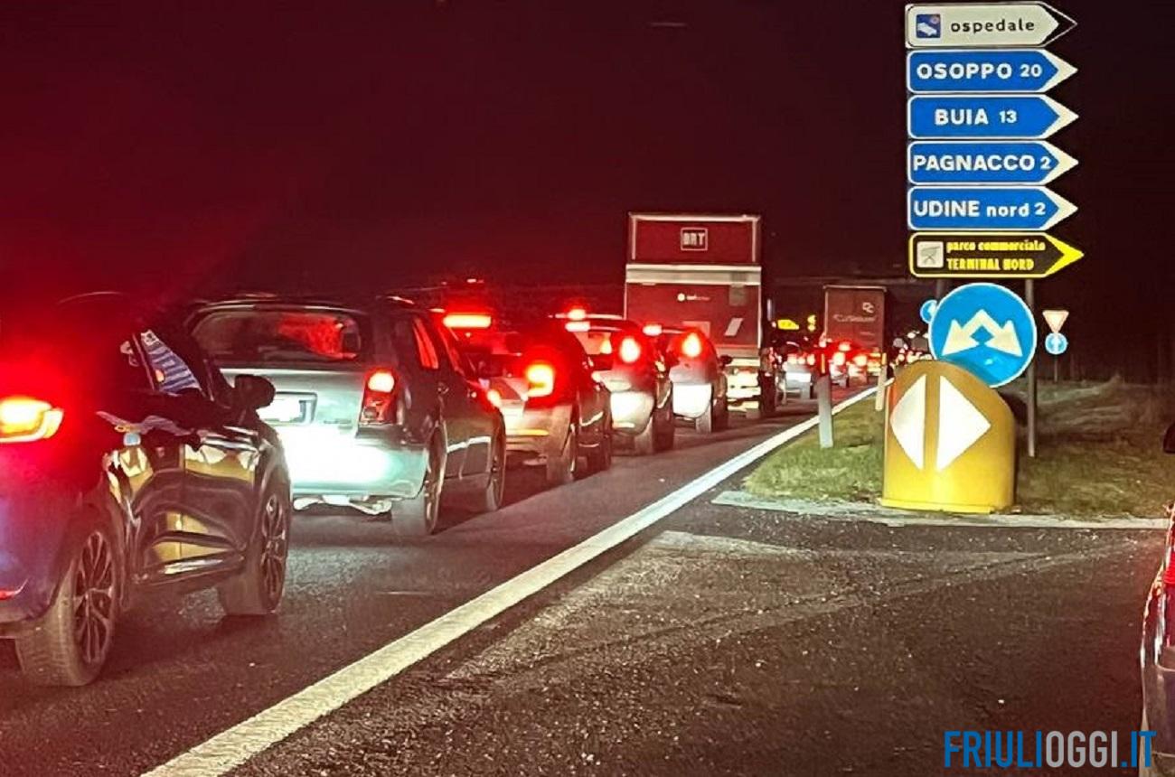 Tamponamento tra 4 auto sulla tangenziale a Feletto, due feriti