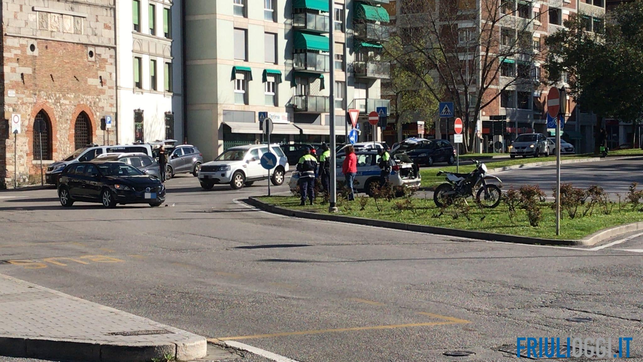 Incidente a Udine, scontro tra auto e moto in piazzale Cella
