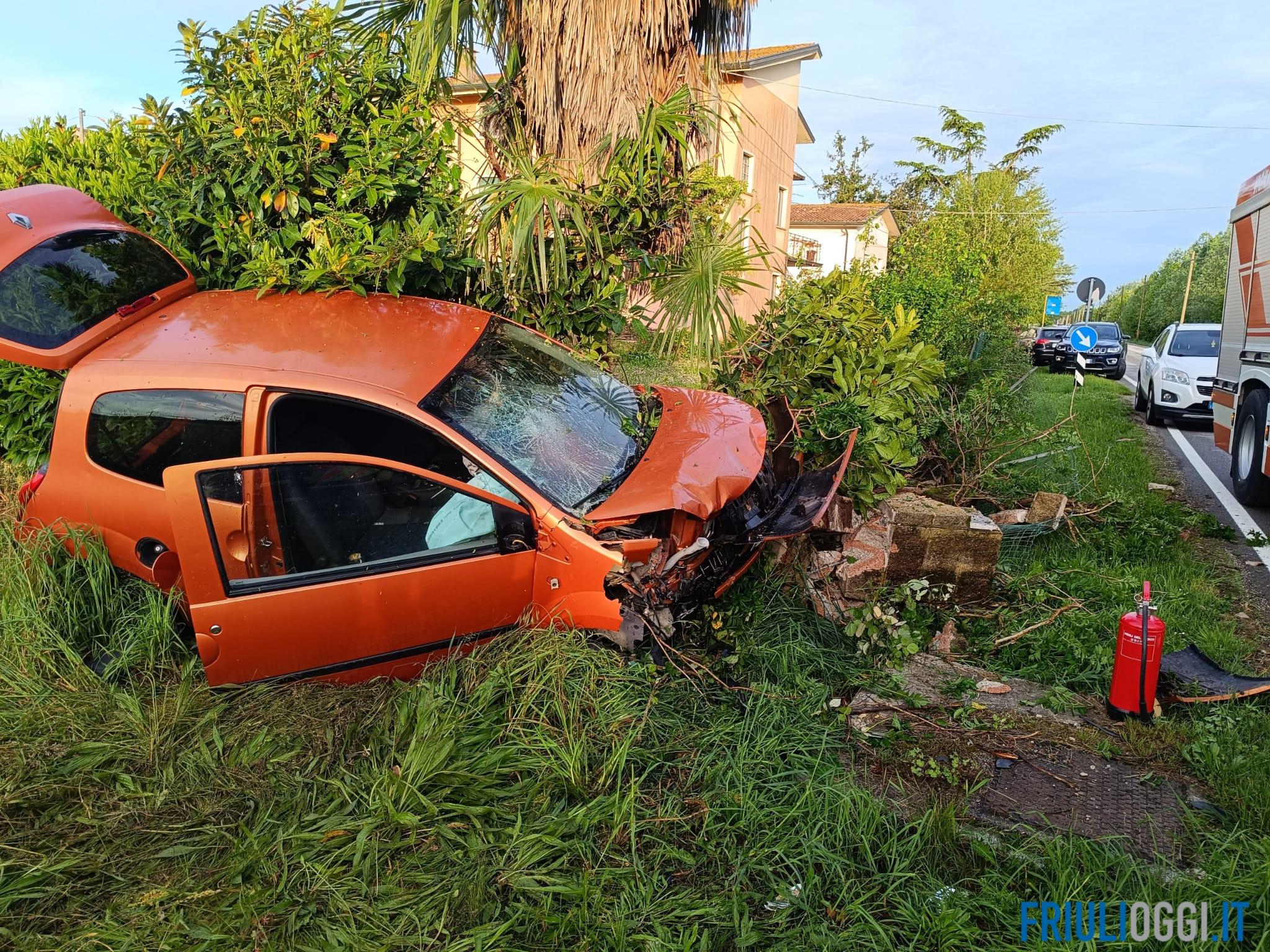 Incidente a Rivignano, esce di strada e rimane incastrato nell'auto