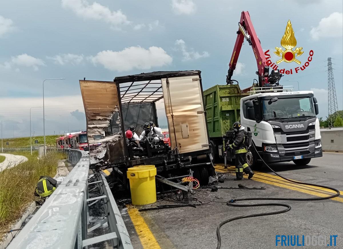 Camion in fiamme sulla A4, autostrada chiusa in direzione Venezia