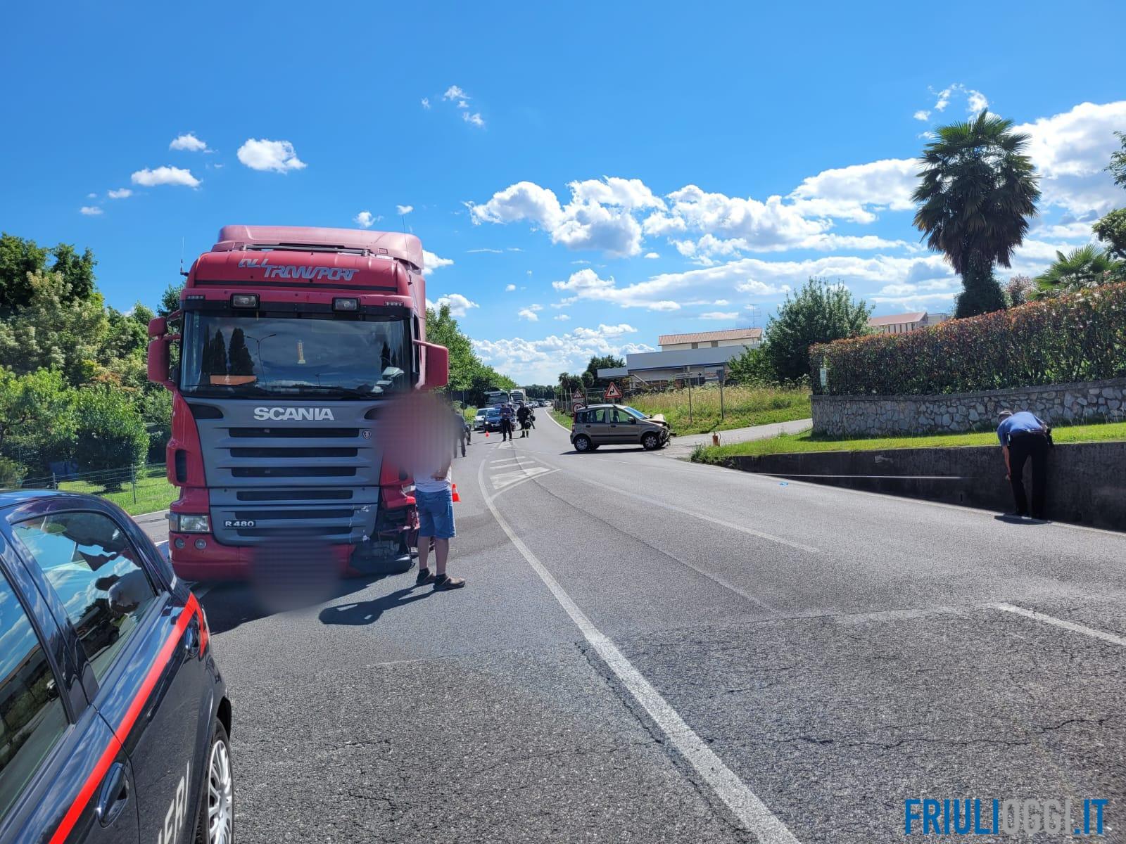Incidente a San Daniele tra auto e camion, ferita una donna