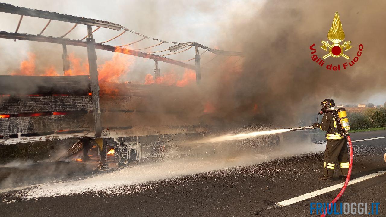 Camion a fuoco sulla A4, chiuso un tratto di autostrada