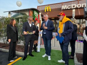 Un momento dell'inaugurazione del McDonald's di Bagnaria Arsa.
