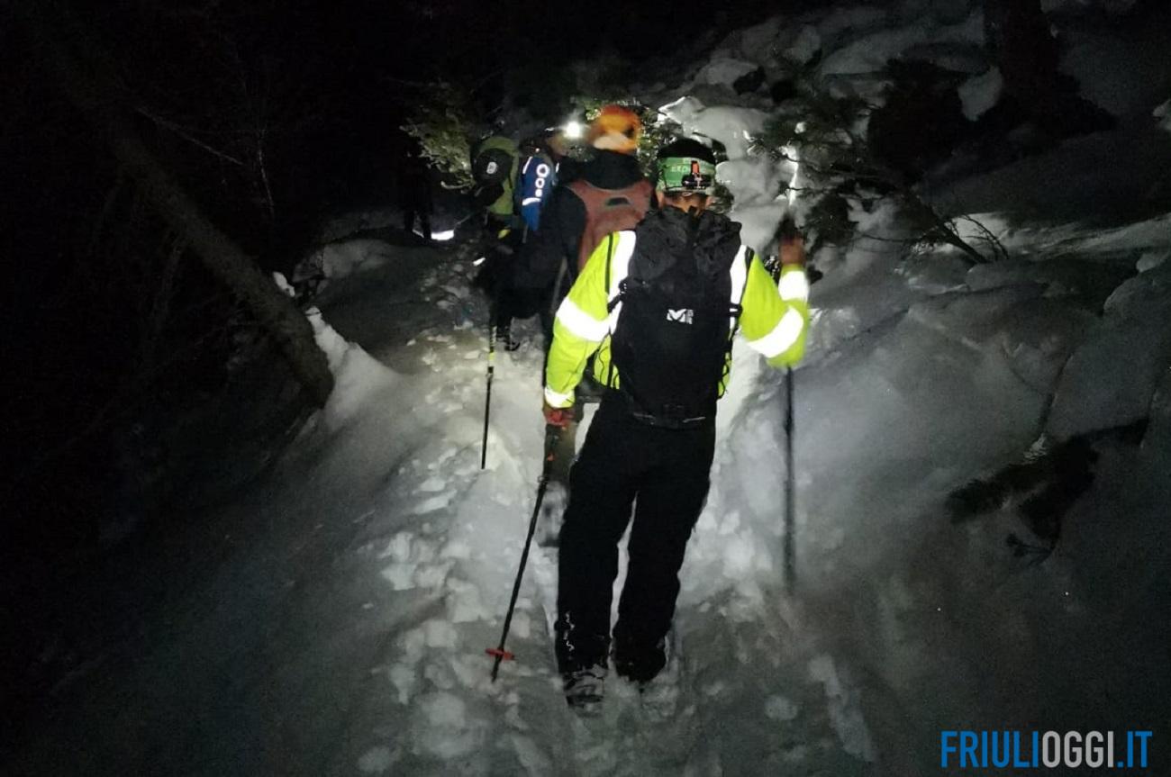 Cade e si frattura la gamba rientrando dal rifugio: soccorso un giovane