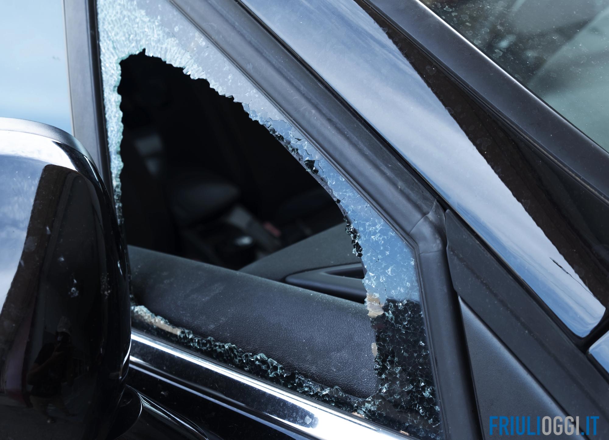Parcheggia l'auto pochi minuti, rompono il finestrino e rubano la borsa