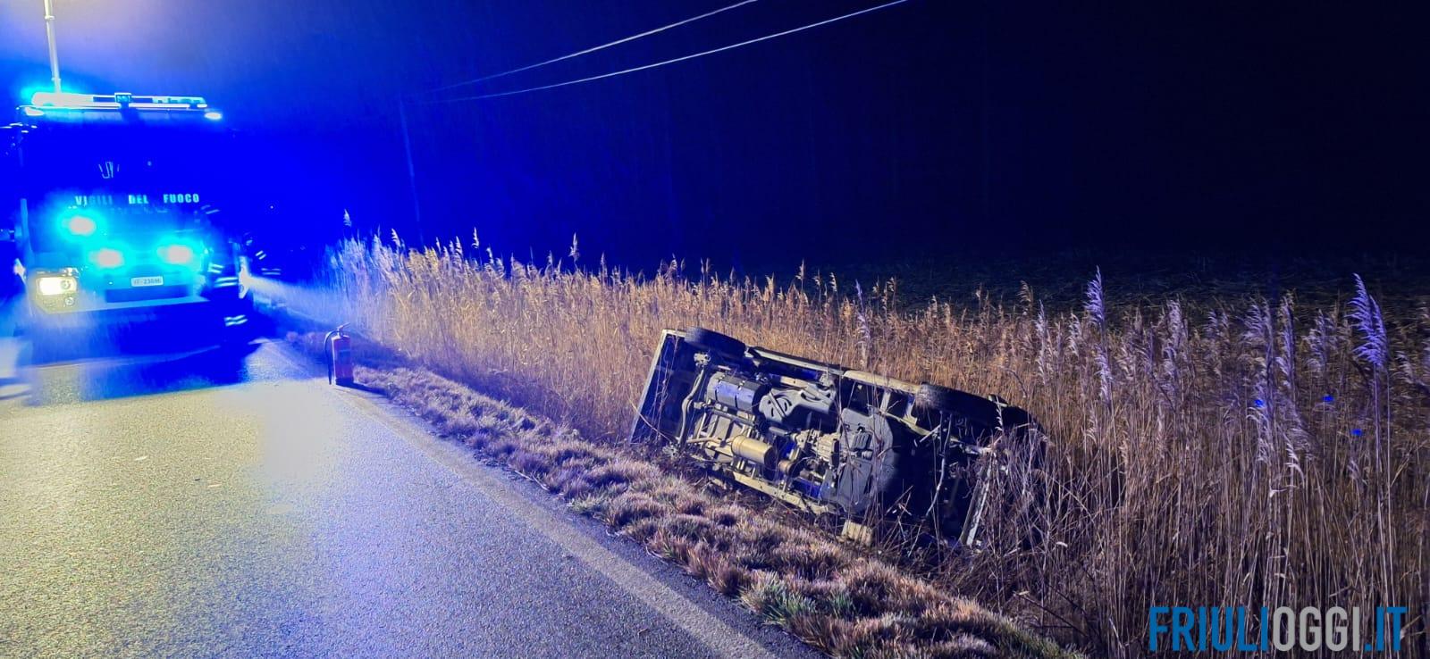 Autocarro esce di strada e si ribalta nel fossato: un ferito