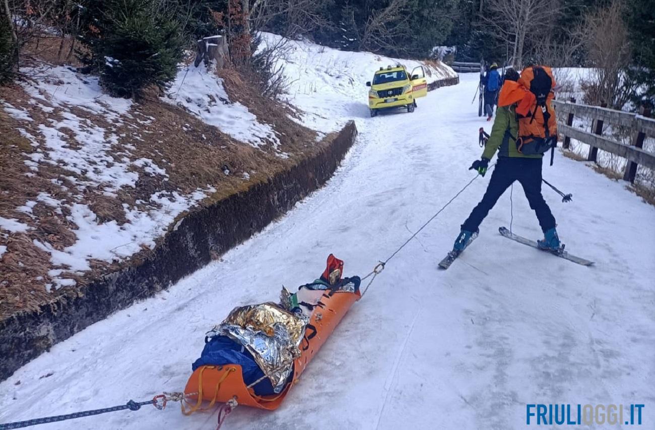 Fango e neve impediscono l'avanzata: i tank russi vengono abbandonati Fango e neve impediscono l'avanzata: i tank russi vengono abbandonati
