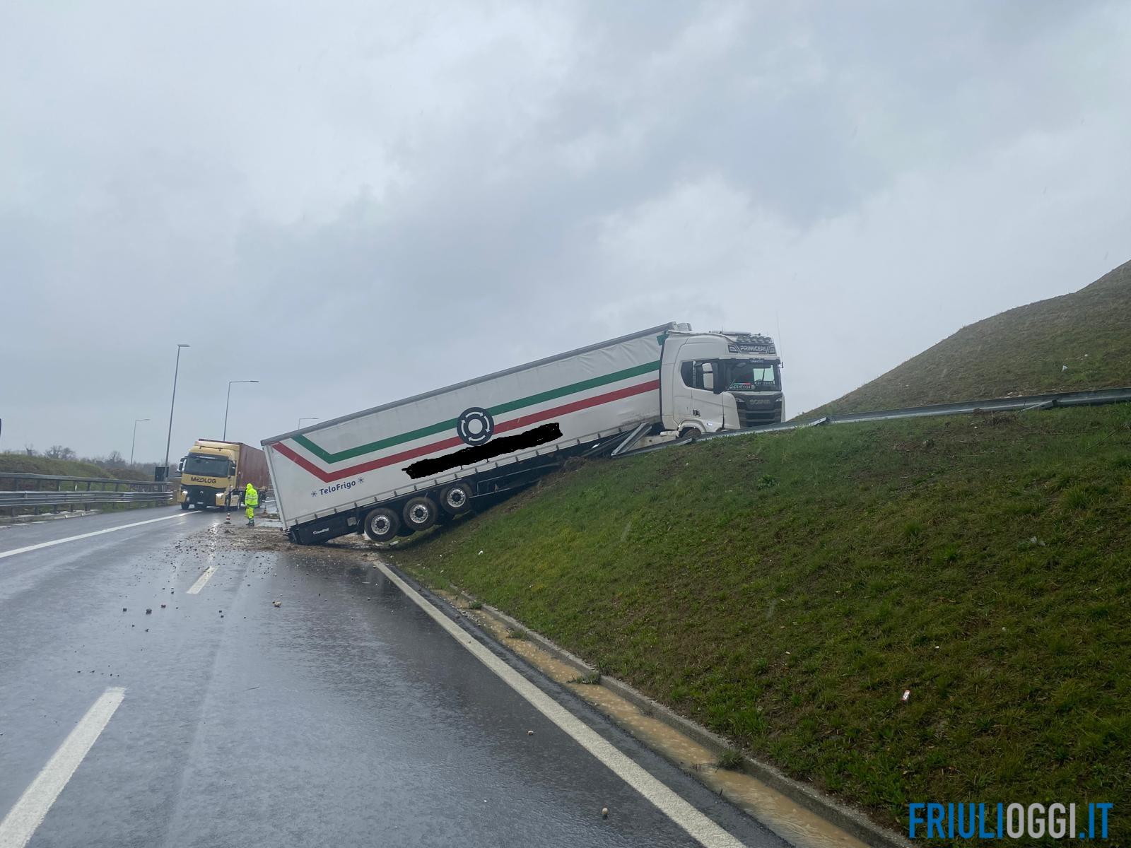 Incidente in A23, camion esce di strada e finisce in bilico sulla scarpata