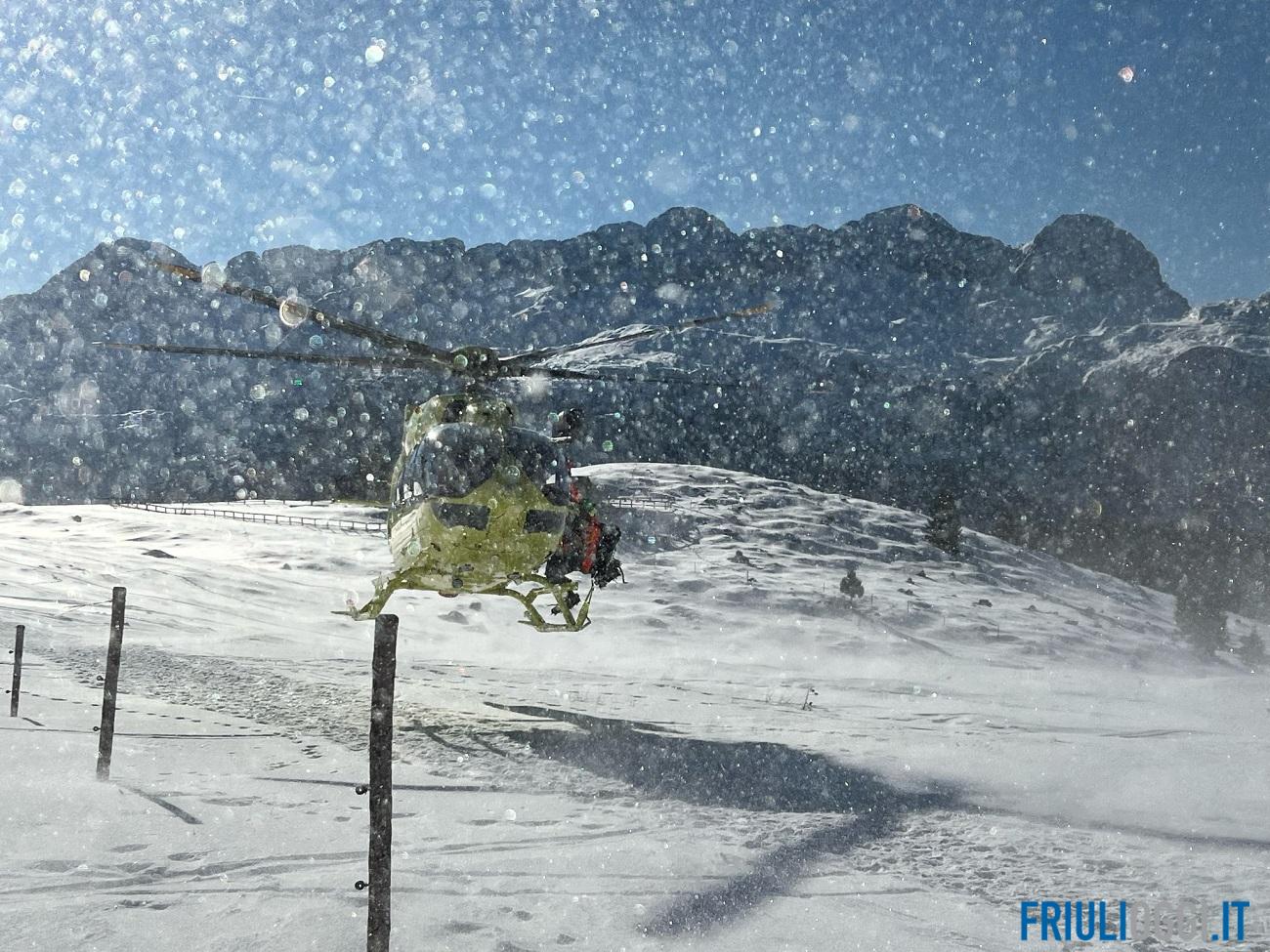 Scivola e cade per 5 metri in un canalone, 23enne in ospedale