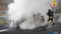 incendio auto fiamme a23