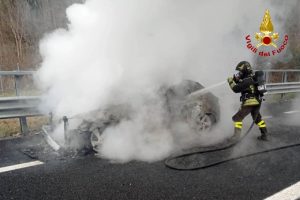 incendio auto fiamme a23
