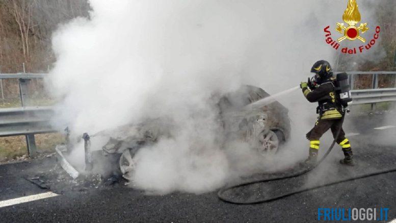 incendio auto fiamme a23