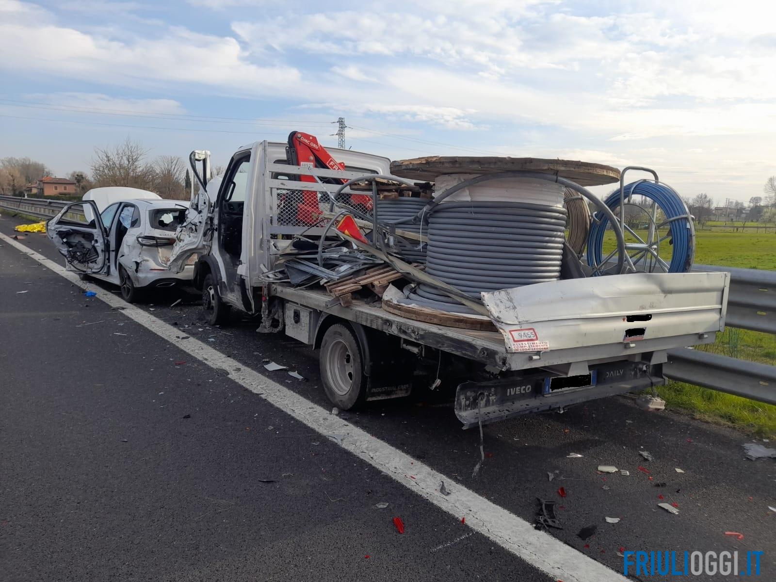 Tragico incidente tra auto camion e furgone in autostrada: un morto