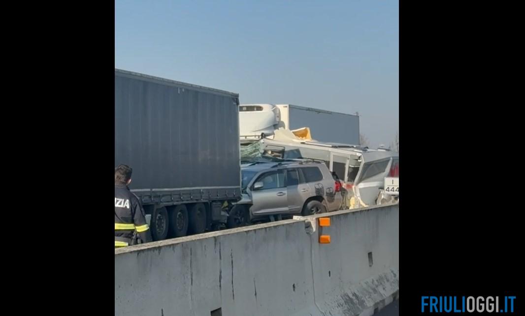 Incidente in autostrada, chiuso un tratto di A4. Code di 7 chilometri