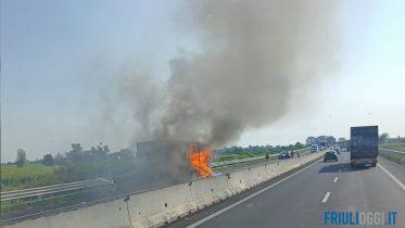 Camion in fiamme sull'autostrada A4, code e disagi al traffico