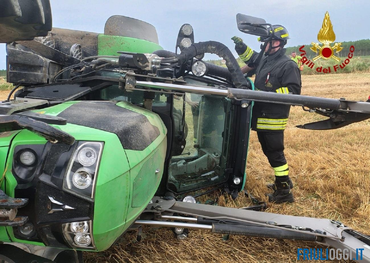 Incidente a Pocenia, si ribalta con il trattore e resta incastrato