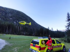 Andreis, escursionista scivola sul pendio nevoso: recuperato con l'elicottero