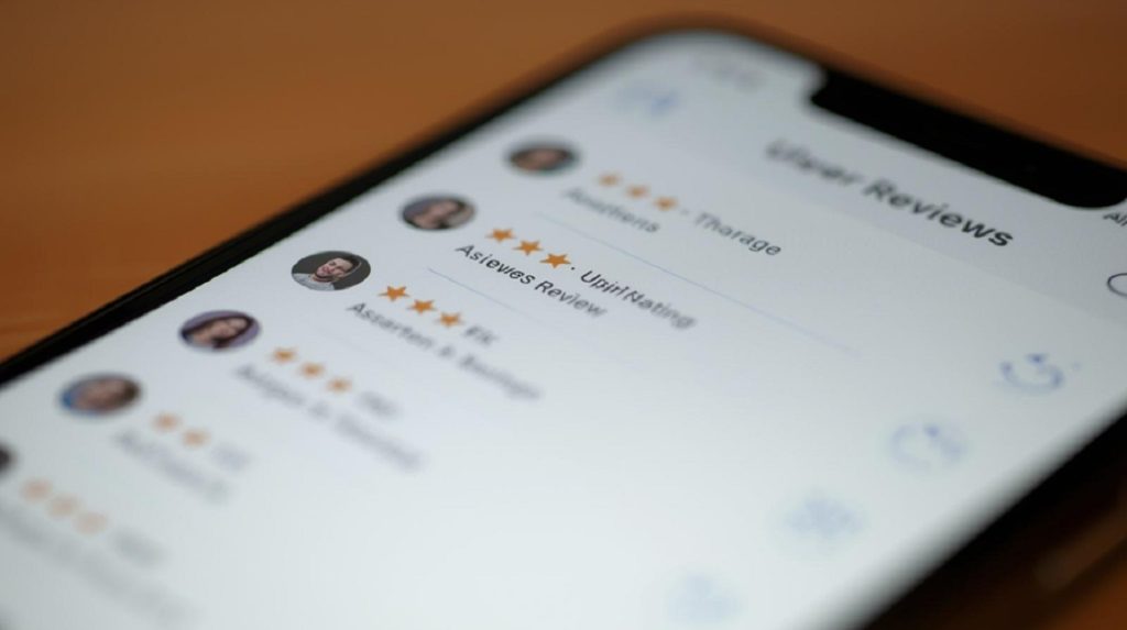 Schermo di smartphone con recensioni contrastanti, simbolo della confusione generata dalle testimonianze sui legamenti d’amore