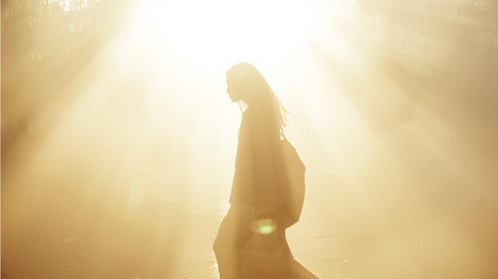 Immagine simbolica di consapevolezza nella scelta dei legamenti d’amore.