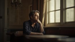 Persona riflessiva che valuta informazioni sui legamenti d’amore e sui prezzi.