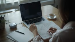 Persona che consulta appunti e note su legamenti d’amore e recensioni su Vittoria Bianchi