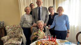 La sarta Prima Biason festeggia 105 anni a Pordenone con il sindaco Alessandro Basso